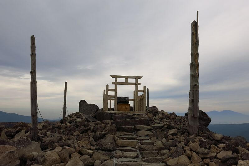 御柱に守られた車山神社。