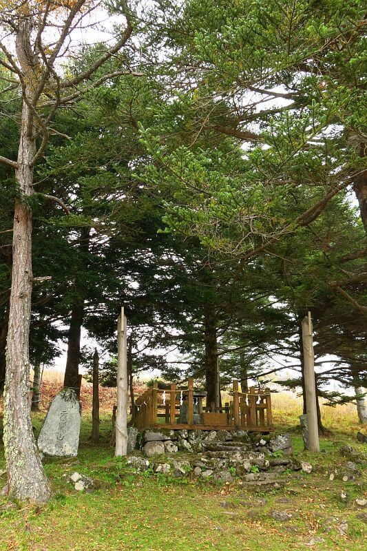 ひっそりとたたずむ旧御射山神社。