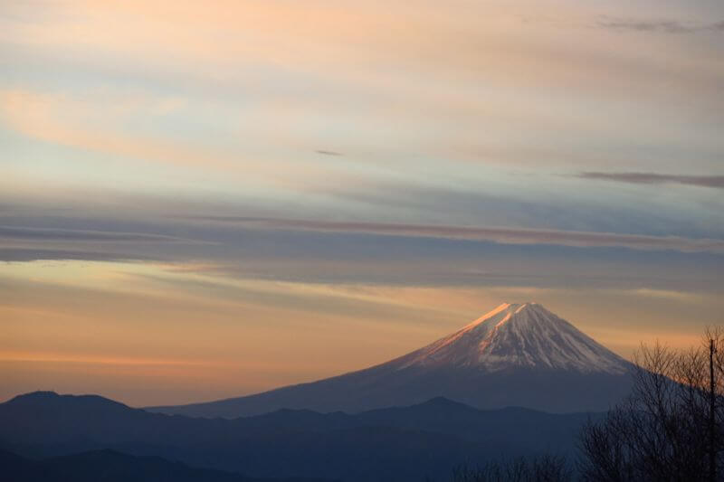 朝日を浴びる富士。