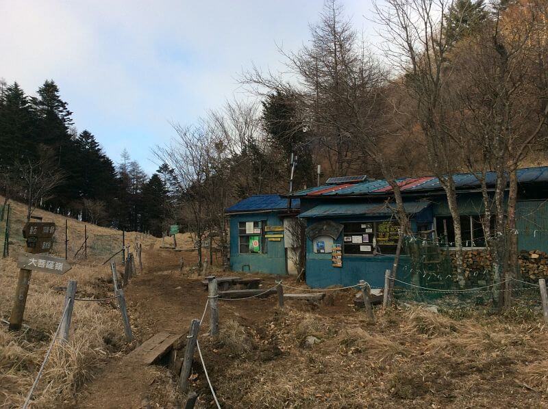 静かな山小屋の丸川荘。