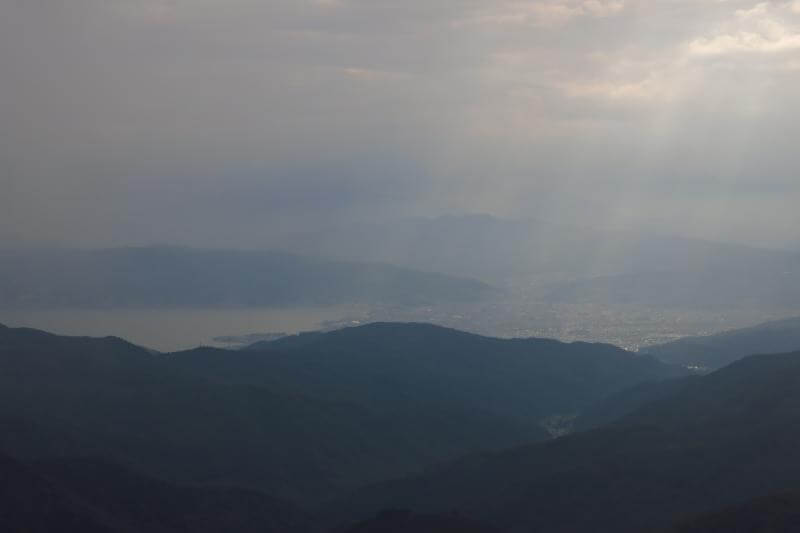 鷲ヶ峰山頂から望む諏訪湖。