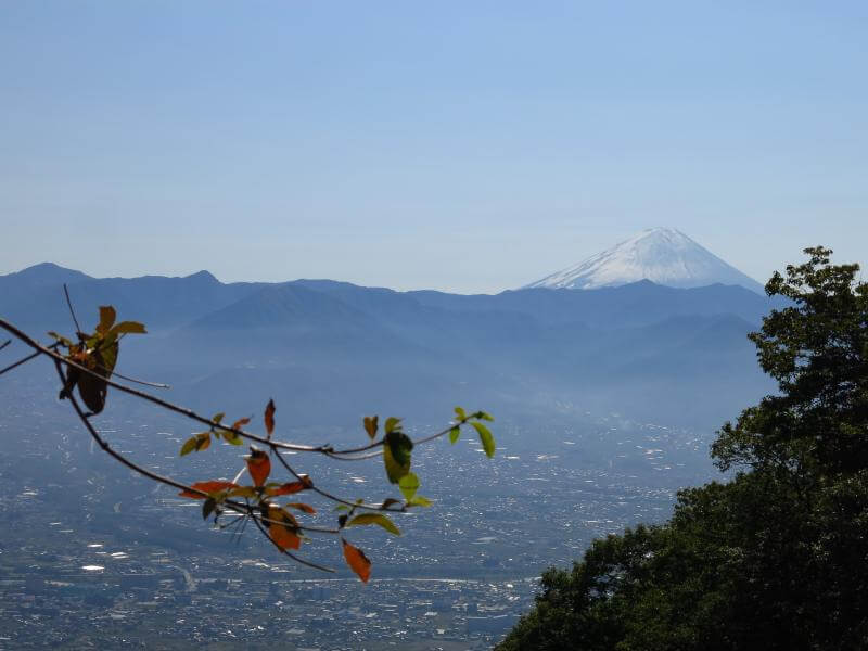 御坂山地越しに雪化粧された富士山。