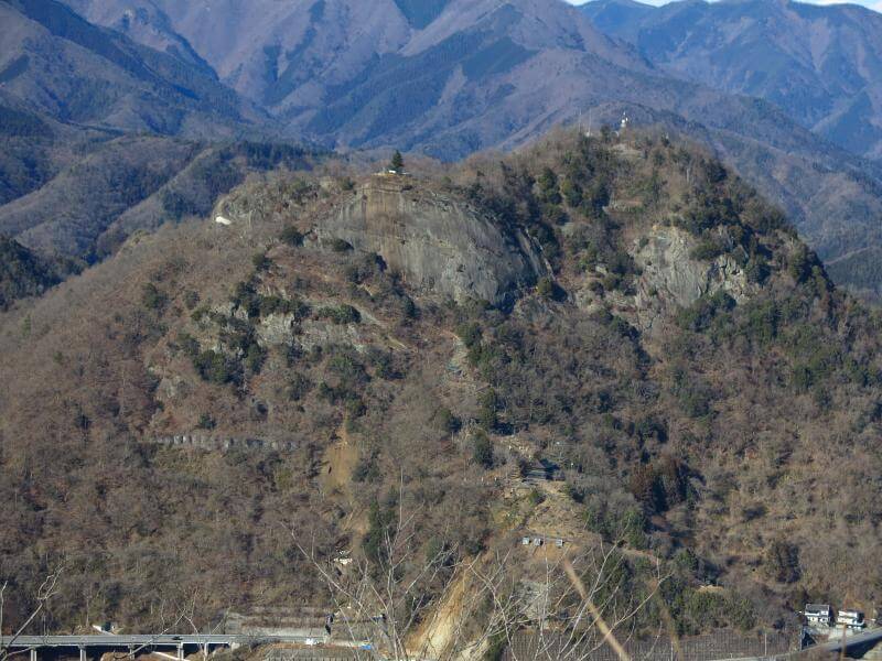 菊花山の正面に見える岩殿山。