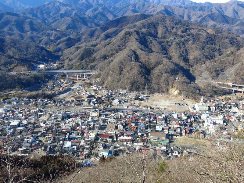 菊花山の眼下には大月の街並みが拡がります。